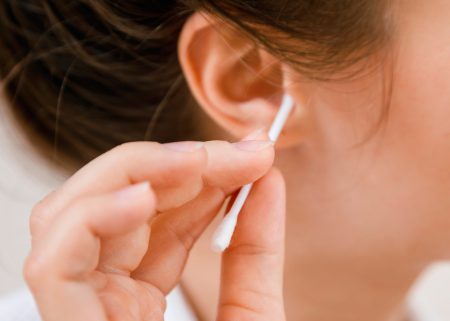 Is het slecht om je oren schoon te maken met een wattenstaafje?