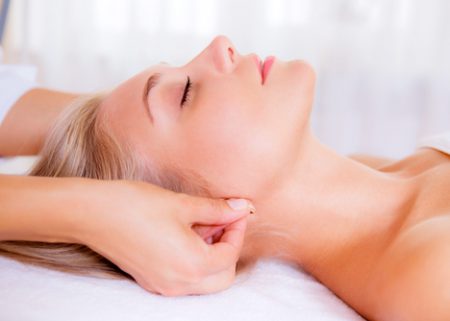 3 redenen om je oren te masseren