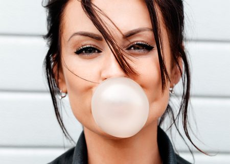 Is het echt zo slecht om kauwgom door te slikken?