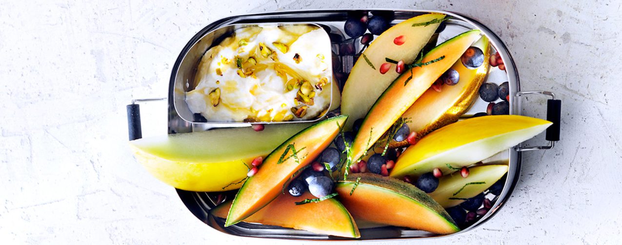 Healthy lunch to go: fruit met ricotta, munt en honing